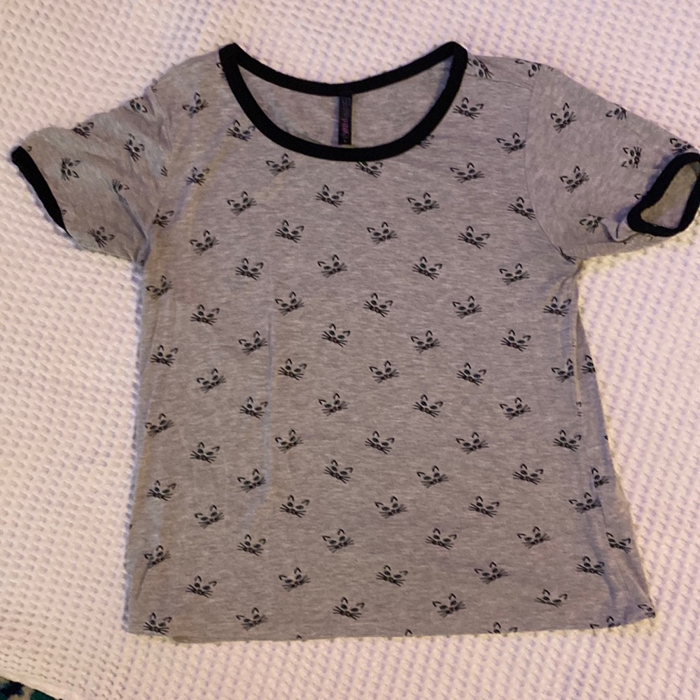 *5 for $20!* Kitty face tee shirt Juniors Large